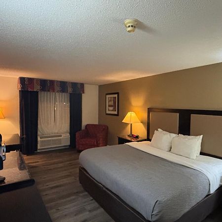 Quality Inn & Suites Woodstock Near Lake Geneva المظهر الخارجي الصورة