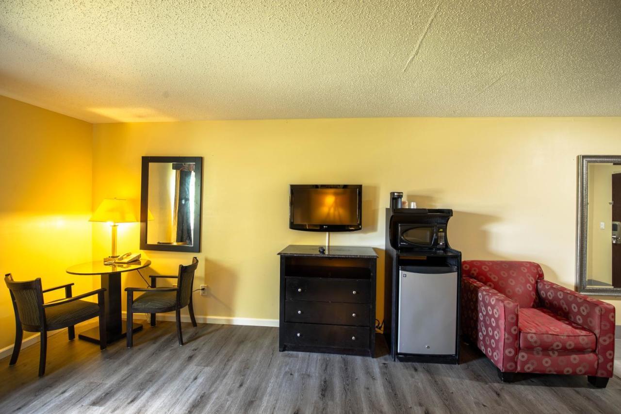Quality Inn & Suites Woodstock Near Lake Geneva المظهر الخارجي الصورة