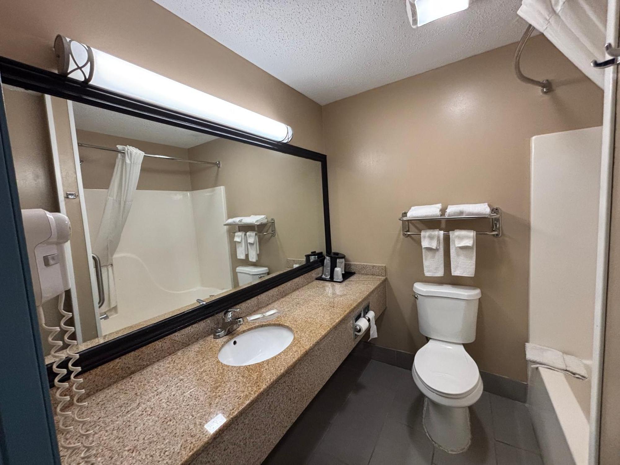 Quality Inn & Suites Woodstock Near Lake Geneva المظهر الخارجي الصورة
